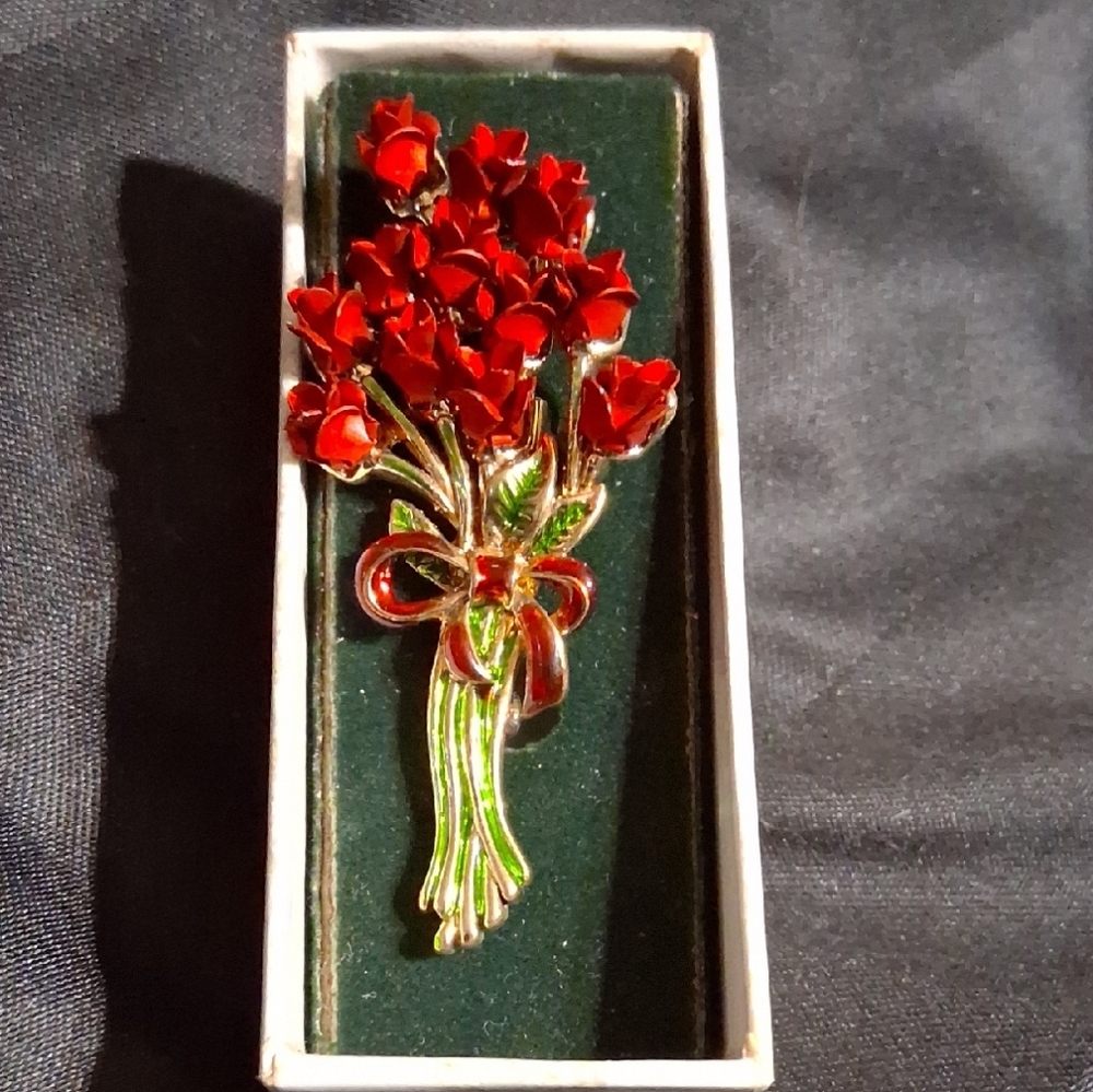 Elegant Red Rose Bouquet Brooch
